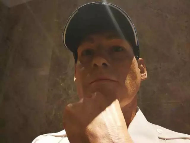 凌厲的眼神流轉，目光如炬，手掌的青筋清晰暴出，歲月的紋路無情橫亙——樹脂雕塑《站崗》