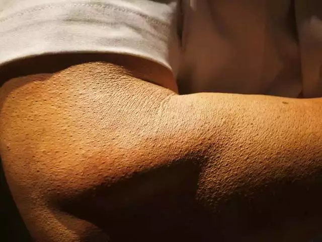 雞皮疙瘩、老年斑、皺紋、皮膚曬后顏色處理等等細節——樹脂雕塑《站崗》