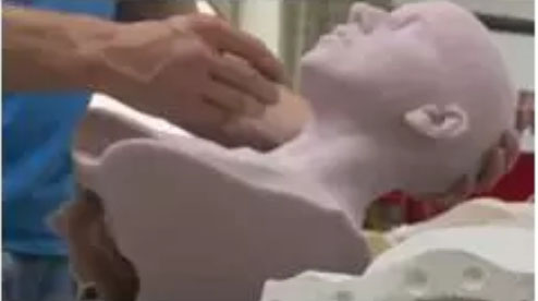 制作雕塑的過程開始于雕刻家用黏土、蠟或其他材料創造出原始模型