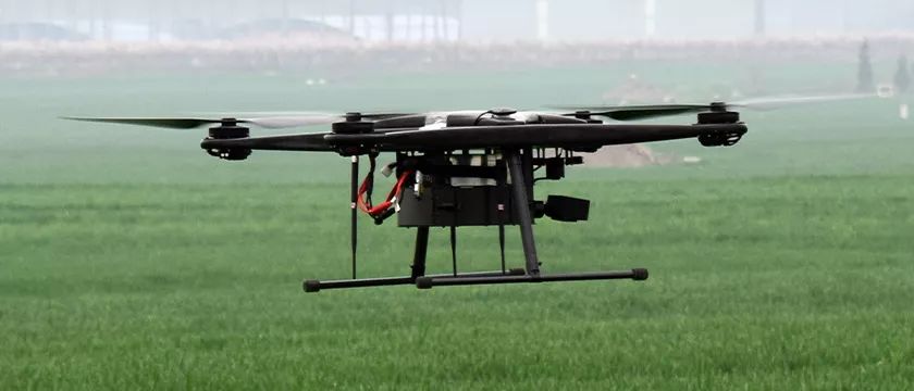 碳纖維復(fù)合材料在快遞無人機(jī)領(lǐng)域應(yīng)用發(fā)展?jié)摿薮? /></p>
<p> </p>
<p>針對這些難題，除了通過優(yōu)化設(shè)計和更高品質(zhì)的電池系統(tǒng)外，<strong>通過使用輕量化材料減輕無人機(jī)自重也是一個有效的解決方案</strong>。以挪恩復(fù)材為國內(nèi)某無人機(jī)企業(yè)定制的無人機(jī)外殼為例，<strong>整個殼體采用<a href=