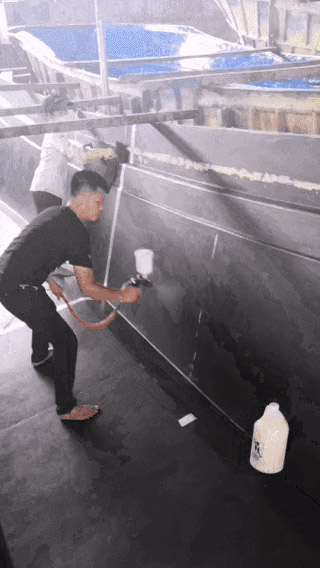 工人在FRP船模上噴涂蜜蠟HydroSpeed。它可以節(jié)省時(shí)間,勞動(dòng)力和金錢!