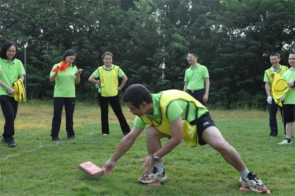 運動與激情碰撞，健康與快樂共享—廣東博皓第六屆運動會   -趣味接磚比賽