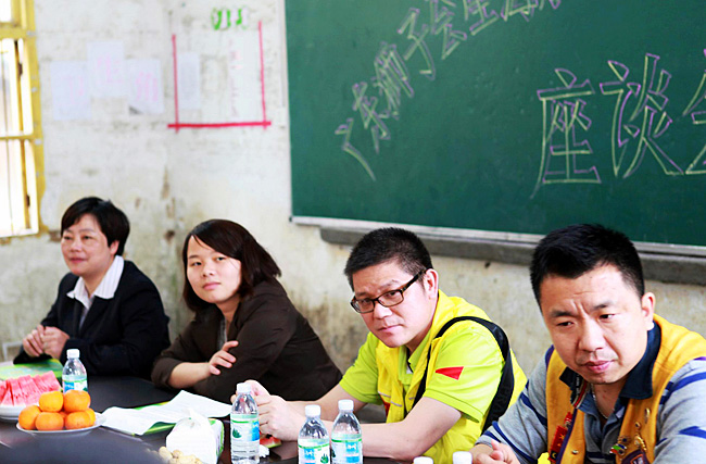 上猶團縣委曾書記（左二）、廣東獅子會星海隊的前任隊長吳志強獅兄、現任隊長宋衛(wèi)星獅兄在座談會